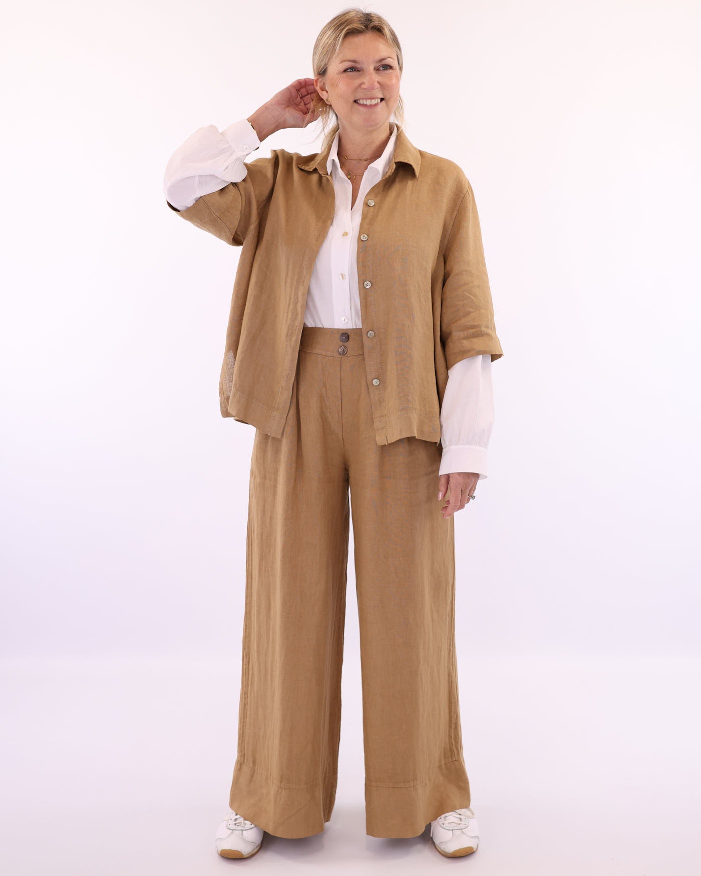 Women's Wide Leg Italian Linen Trousers in Camel with buttons at the waist and two front pockets