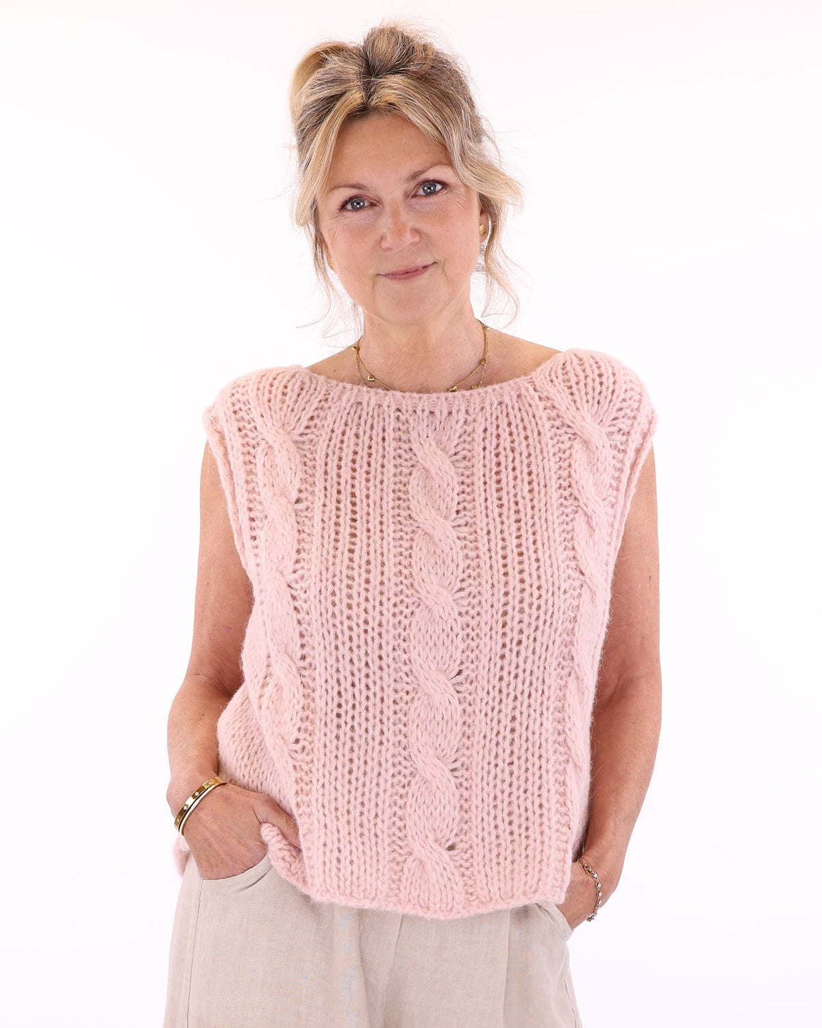 Women's alpaca blend cable knit sleeveless tank top for Spring/Summer in pale pink, made in Italy