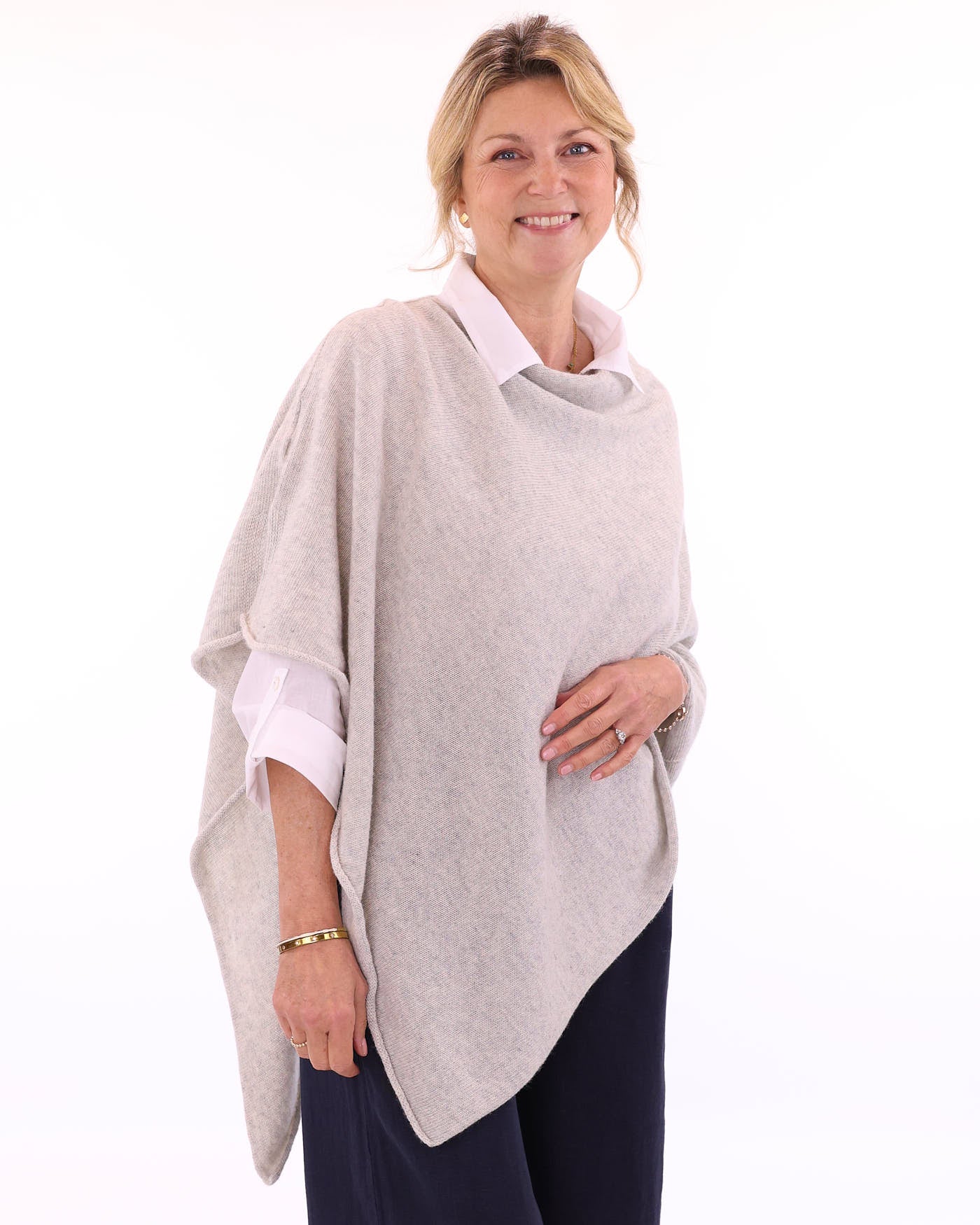 Women's cashmere blend poncho in pearl grey, made in Italy